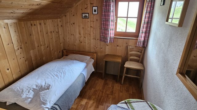 Einfaches Einzelzimmer mit Holzverkleidung