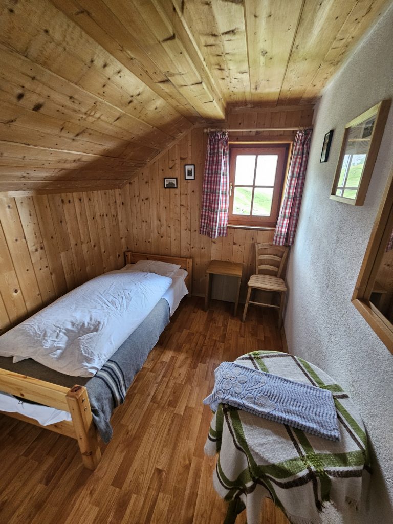 Einfaches Einzelzimmer mit Holzverkleidung