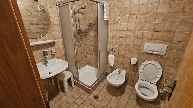 Badezimmer mit Dusche, Bidet und WC im Rifugio Frara
