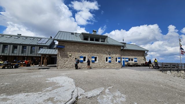 Außenansicht der Rifugio Boè bei Sonnenschein