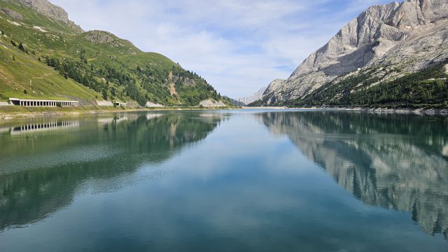 Fedaia-Stausee mit Bergspiegelung
