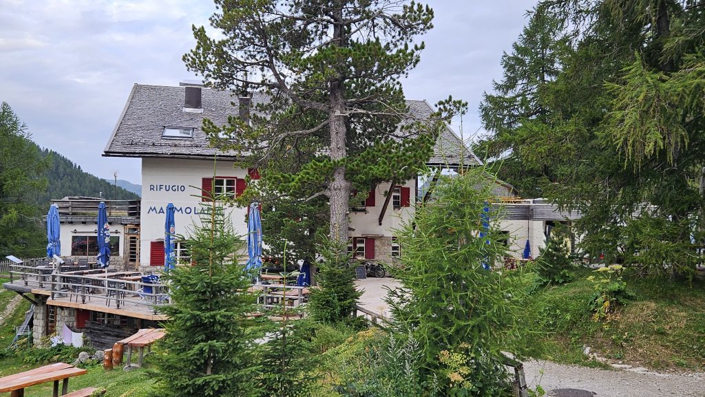 Rifugio Castiglioni Marmolada mit Terrasse