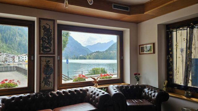 Blick aus der Hotellobby des Hotel Tea Dolomiti auf den Alleghe-See