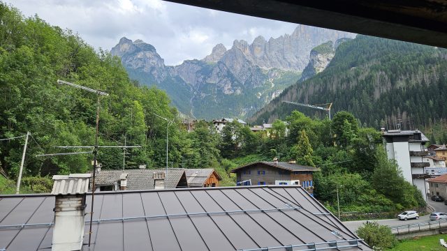 Blick aus dem Fenster des Hotels Tea Dolomiti auf die Civetta-Bergkulisse