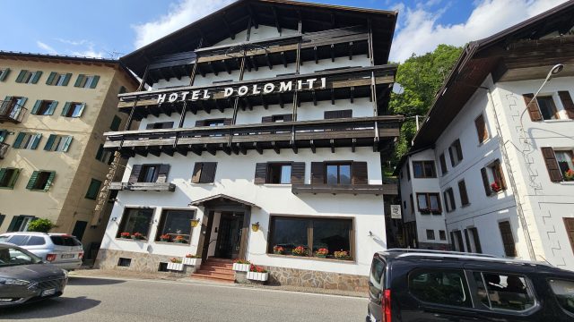 Fassade des Hotel Tea Dolomiti am Ortseingang von Alleghe