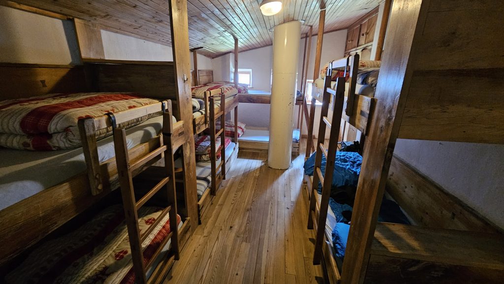 Schlafraum mit Stockbetten in der Tissi-Hütte