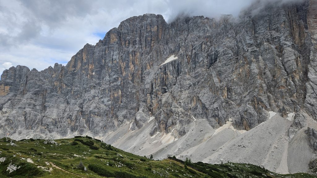 Graue Felswände der Civetta vom Rifugio Tissi aus gesehen
