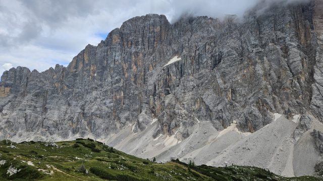 Graue Felswände der Civetta vom Rifugio Tissi aus gesehen