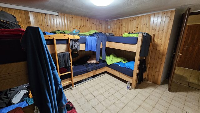 Enge Matratzenlager im Rifugio Cesare Tomè
