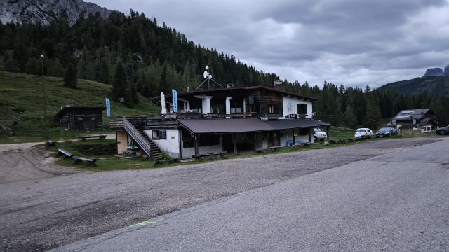 Rifugio Cesare Tomè von außen bei Abenddämmerung