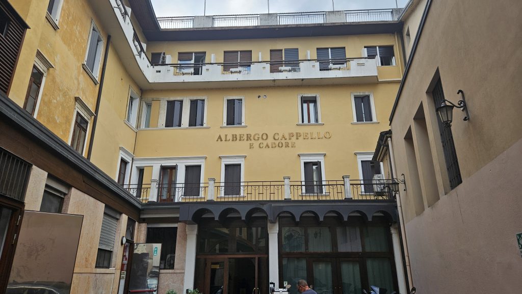 Fassade des Albergo Cappello e Cadore in Belluno