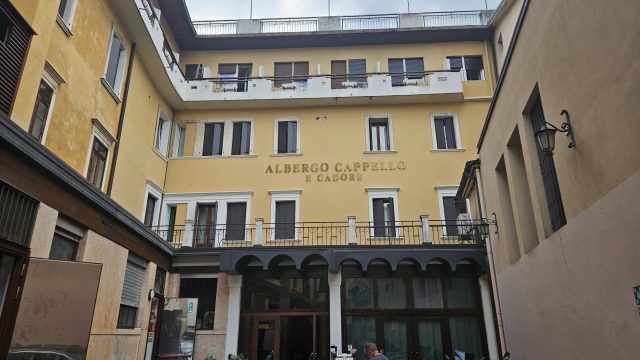 Fassade des Albergo Cappello e Cadore in Belluno