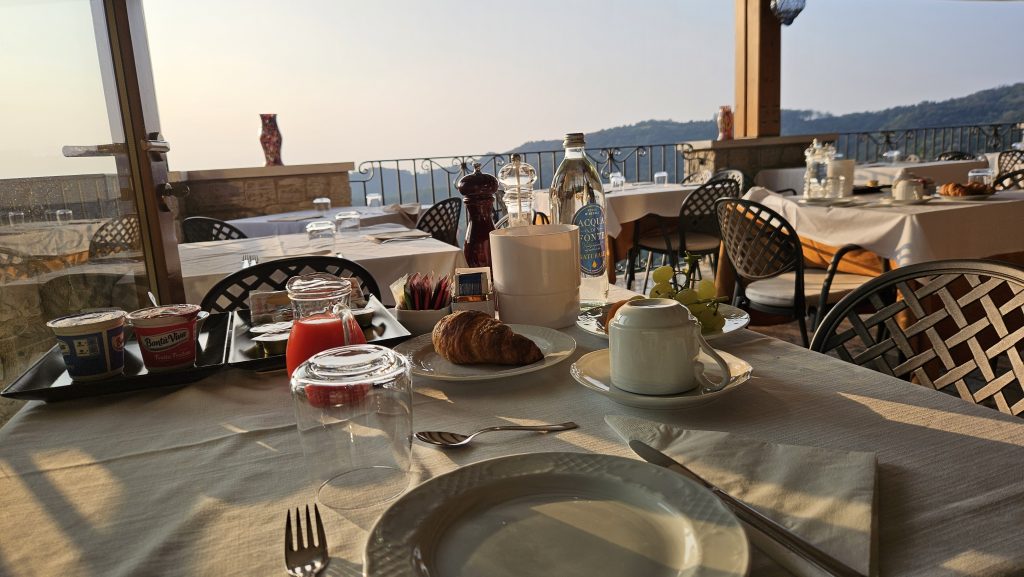 rühstückstisch auf der Terrasse mit Blick auf die Hügel im Hotel Da Tullio