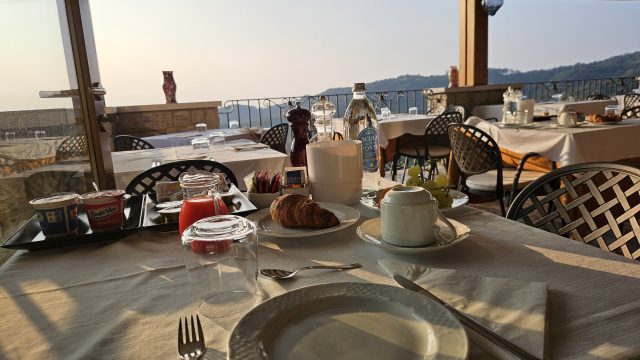 rühstückstisch auf der Terrasse mit Blick auf die Hügel im Hotel Da Tullio