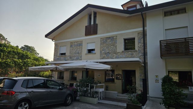 Außenansicht des Hotels Da Tullio mit Terrasse und Parkplatz
