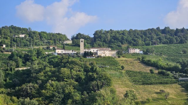 Blick auf die Kirche von San Pietro di Feletto und umliegende Weinberge