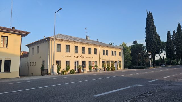 Außenansicht der Locanda GIOVI CA' DI PONTE bei Sonnenuntergang