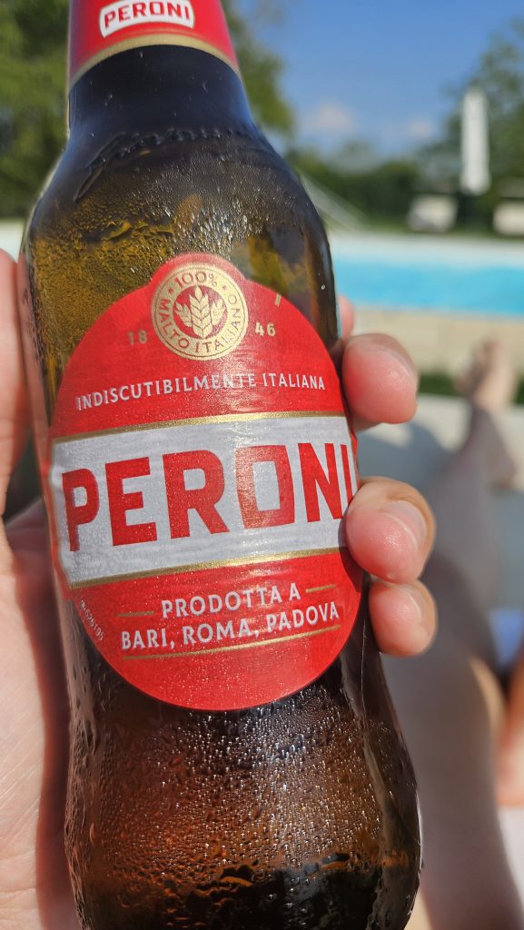 Peroni-Bierflasche vor dem Pool des Il Rifugio del Poeta