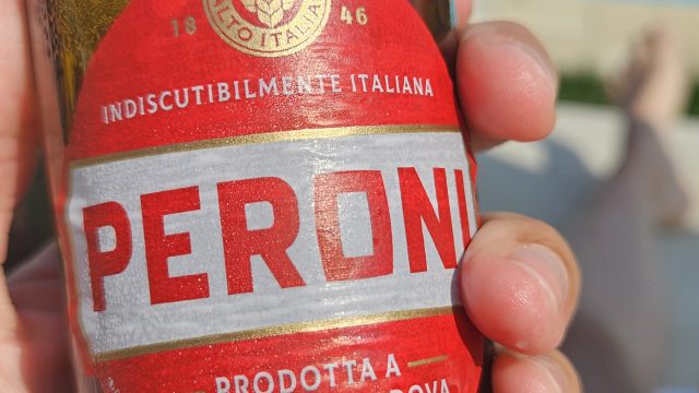 Peroni-Bierflasche vor dem Pool des Il Rifugio del Poeta