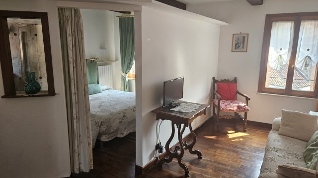 Heller Wohnbereich mit Zugang zum Schlafzimmer im Ca' Badoer East Studio in Venedig