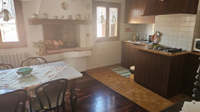 Traditionelle Küche mit Esstisch und Dekoration im Ca' Badoer East Studio