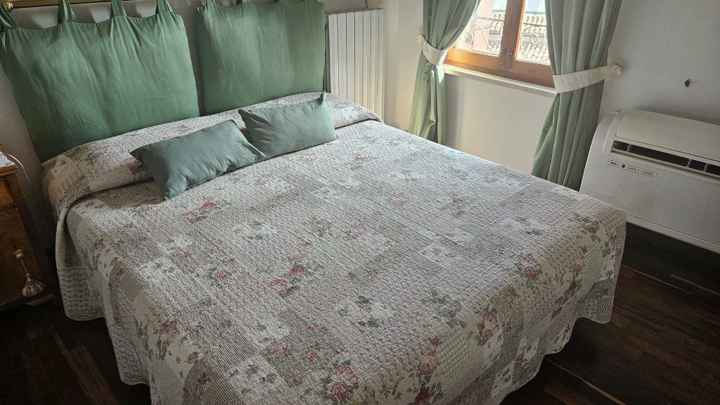 Doppelbett mit floraler Bettwäsche im Ca' Badoer East Studio, Venedig