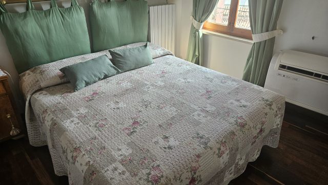 Doppelbett mit floraler Bettwäsche im Ca' Badoer East Studio, Venedig