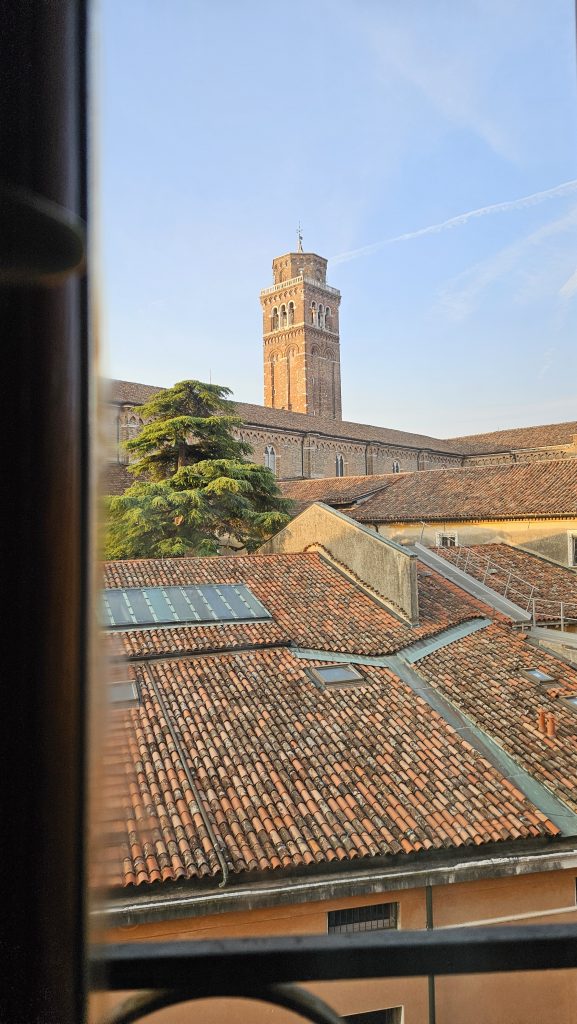 Blick auf Venedigs Ziegeldächer und den Glockenturm von San Giovanni Evangelista