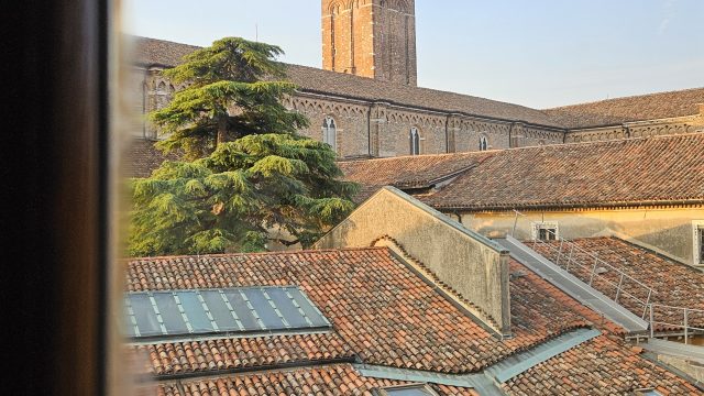 Blick auf Venedigs Ziegeldächer und den Glockenturm von San Giovanni Evangelista