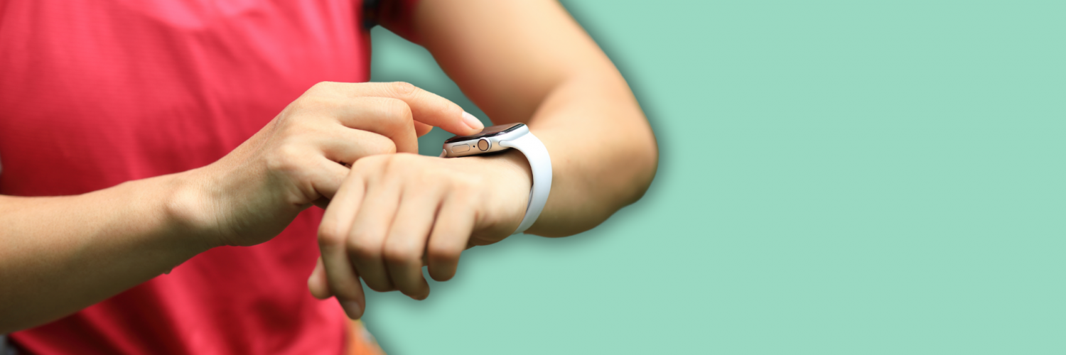 Garmin Venu 3 Smartwatch zur Navigation bei einer Wanderung am Handgelenk einer Person