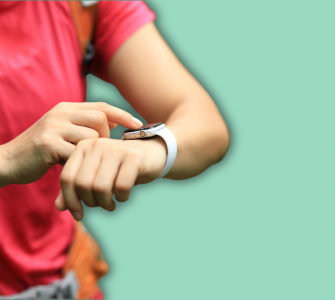 Garmin Venu 3 Smartwatch zur Navigation bei einer Wanderung am Handgelenk einer Person