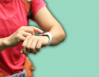 Garmin Venu 3 Smartwatch zur Navigation bei einer Wanderung am Handgelenk einer Person