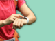 Garmin Venu 3 Smartwatch zur Navigation bei einer Wanderung am Handgelenk einer Person