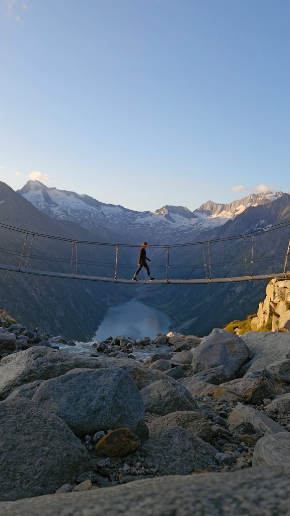 Wanderin auf der Hängebrücke bei der Olpererhütte