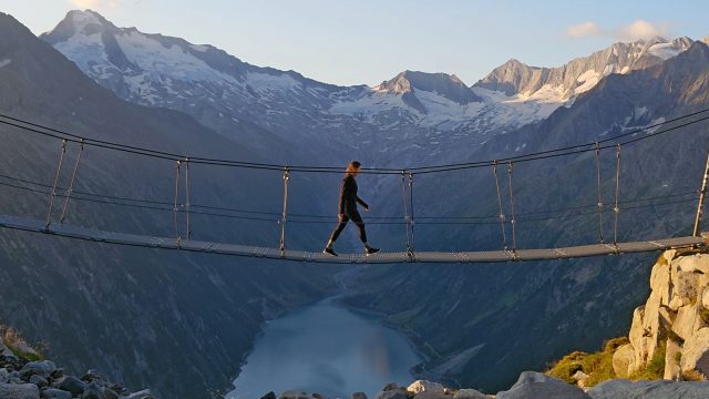 Wanderin auf der Hängebrücke bei der Olpererhütte