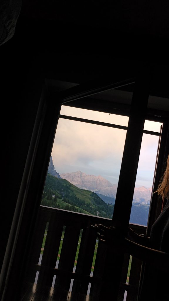 Aussicht vom Zimmerbalkon im Rifugio Frara auf die umliegenden Dolomiten