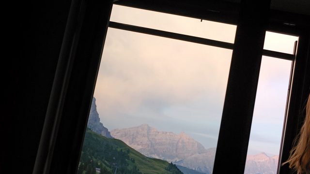 Aussicht vom Zimmerbalkon im Rifugio Frara auf die umliegenden Dolomiten